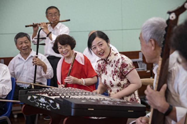 江南丝竹、街舞、杂技轮番上演……这个社区纳凉晚会观众席上坐满了“老外”