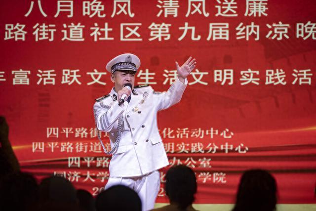 江南丝竹、街舞、杂技轮番上演……这个社区纳凉晚会观众席上坐满了“老外”