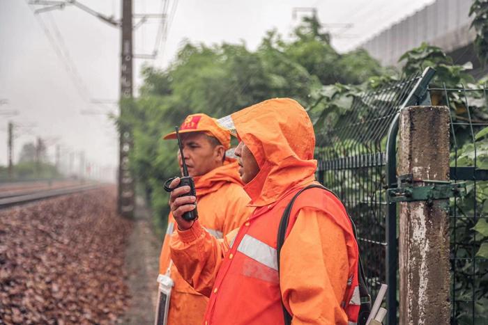【最新出行信息】受局部地区降雨影响，途经中国铁路郑州局集团有限公司部分列车停运或晚点运行