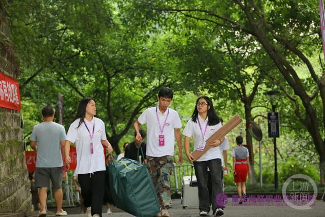 仪式感来了！重庆一高校开学，各学院院长亲自迎接学生