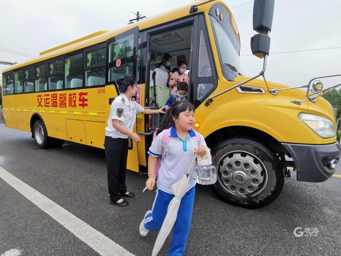 “不用再坐爷爷的三轮车上学啦！”新学期，西海岸新增29条专业校车线路