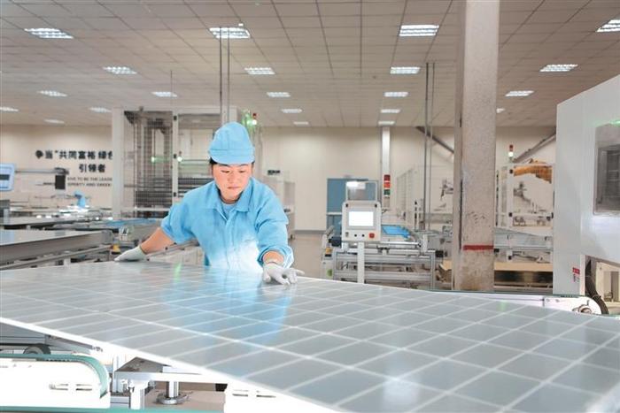8月25日，威宁自治县经济开发区产业园，一道长通新能源有限公司内，工人正在生产光伏组件。