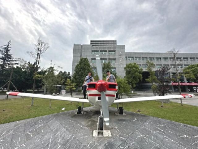 在梦起飞的地方畅想蓝天！黄浦区中学生航空飞行暑期研学实践活动举行