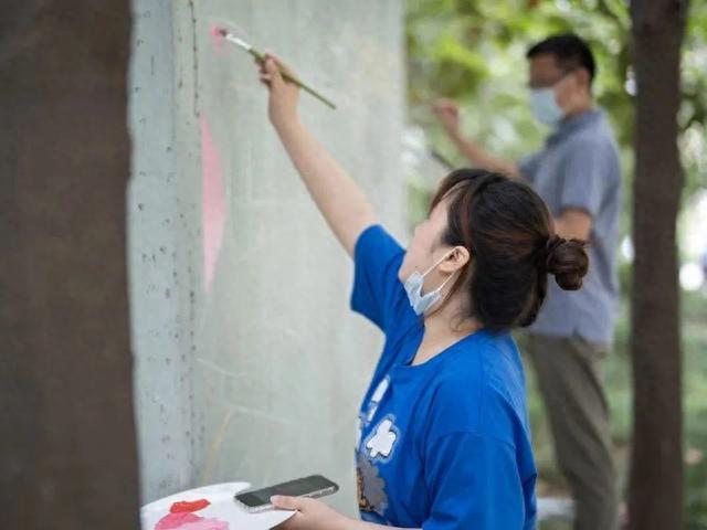 墙体彩绘添活力，共和新路街道这个小区旧貌展新颜