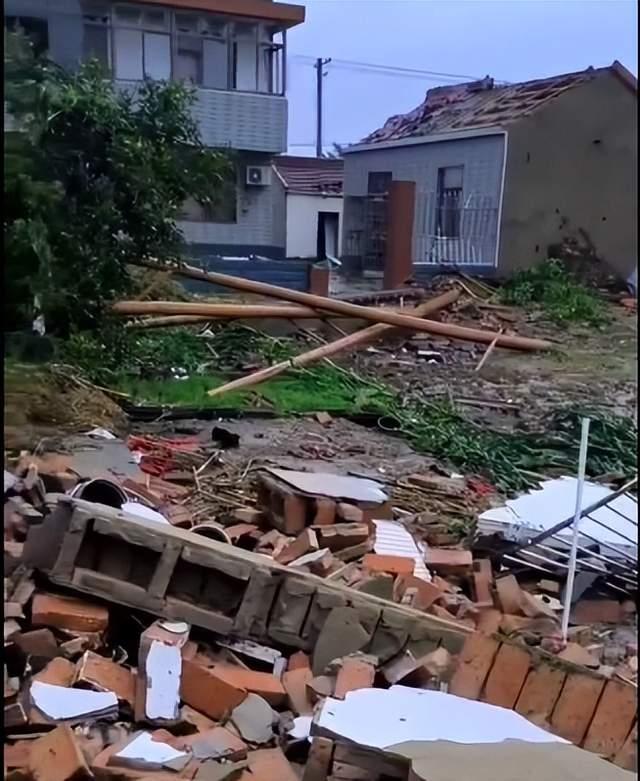 江苏盐城突遭雷暴大风，多人受伤！当地居民：不少屋顶瓦片被吹走，也有围墙垮塌……