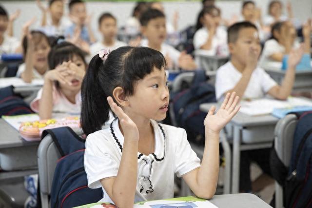 唱儿歌记生活口诀、端汤领盒饭自己动手……小学新生入学培训先学“技能”