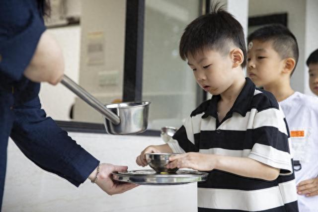 唱儿歌记生活口诀、端汤领盒饭自己动手……小学新生入学培训先学“技能”