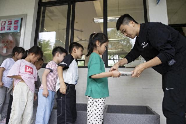 唱儿歌记生活口诀、端汤领盒饭自己动手……小学新生入学培训先学“技能”