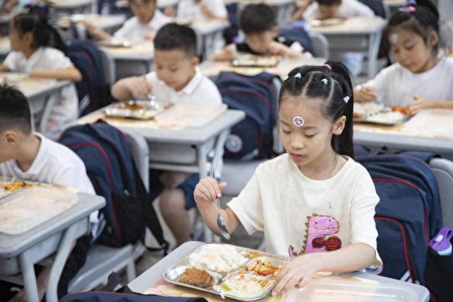 唱儿歌记生活口诀、端汤领盒饭自己动手……小学新生入学培训先学“技能”