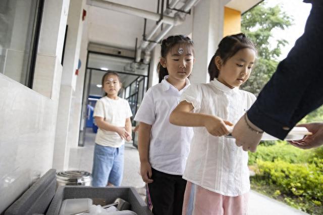 唱儿歌记生活口诀、端汤领盒饭自己动手……小学新生入学培训先学“技能”