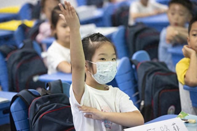 唱儿歌记生活口诀、端汤领盒饭自己动手……小学新生入学培训先学“技能”