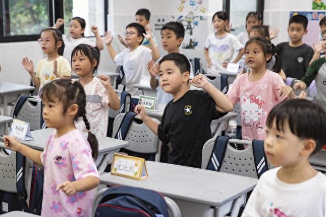 唱儿歌记生活口诀、端汤领盒饭自己动手……小学新生入学培训先学“技能”