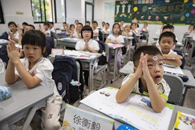 唱儿歌记生活口诀、端汤领盒饭自己动手……小学新生入学培训先学“技能”