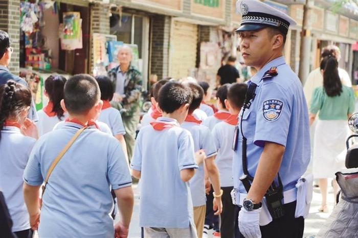 开学第一天交警开讲安全课 开学典礼花样多