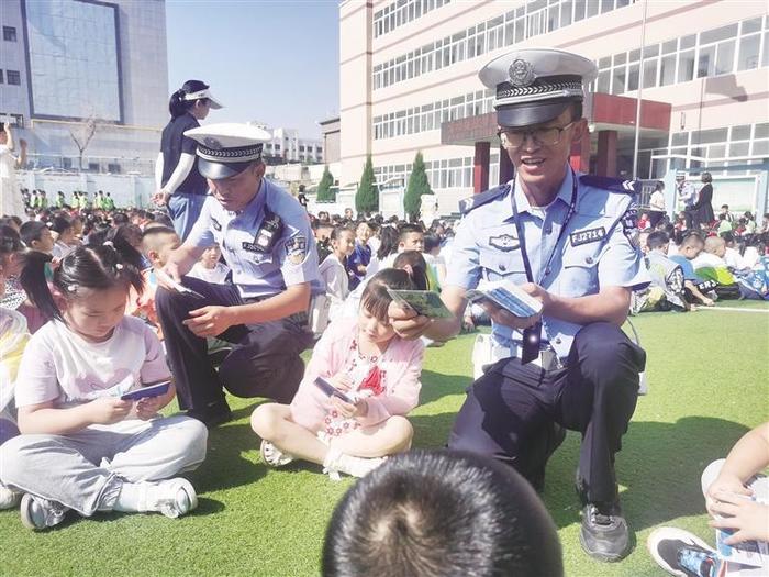 开学第一天交警开讲安全课 开学典礼花样多