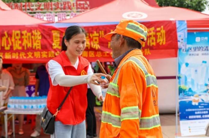 广西柳州市柳南区总工会开展“一瓶水传递爱”志愿服务暨新就业形态劳动者线上入会活动