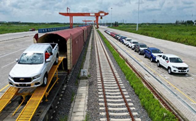 首列商品汽车笼车顺利到达 国产汽车“坐火车”到太仓港出海