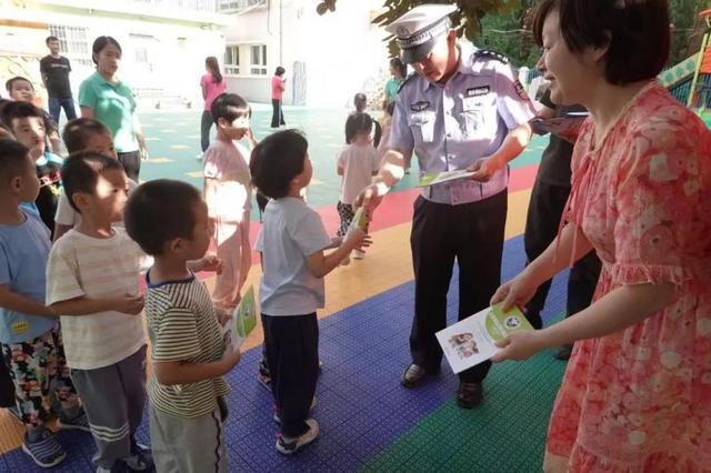 朝阳区香河园街道开展不乘坐违规电动三四轮车宣传