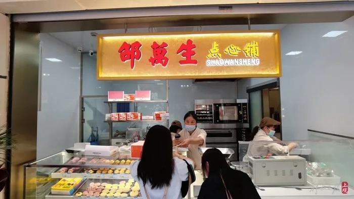 今天，正式闭店谢幕！上海人纷纷在标志性招牌前留影，“30年的回忆啊”，百货商场真的不行了吗？
