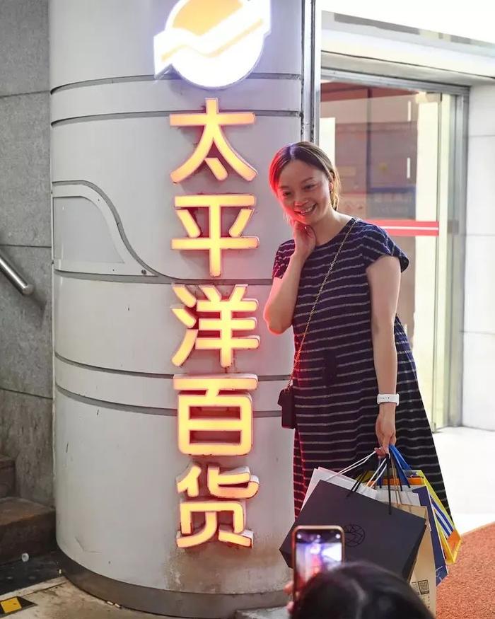 今天，正式闭店谢幕！上海人纷纷在标志性招牌前留影，“30年的回忆啊”，百货商场真的不行了吗？