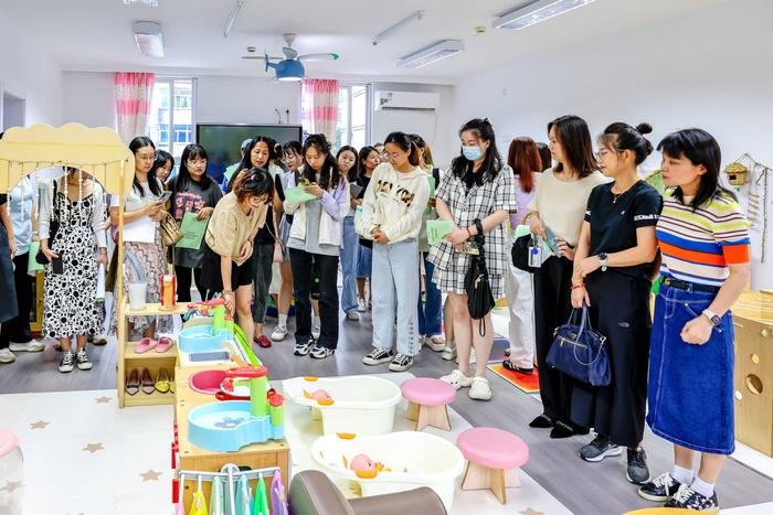 走进全区首家托幼一体研究基地园  松江百余名托班新教师参加岗前培训