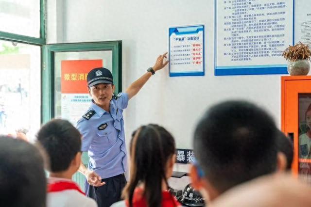 宝山365所学校开学，“平安屋”“警校家”齐护航