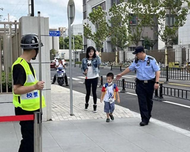 宝山365所学校开学，“平安屋”“警校家”齐护航