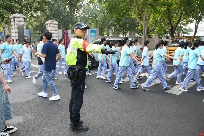 历城交警多措纾解上放学高峰道路交通压力 助力山大附中“开学季”交通安全