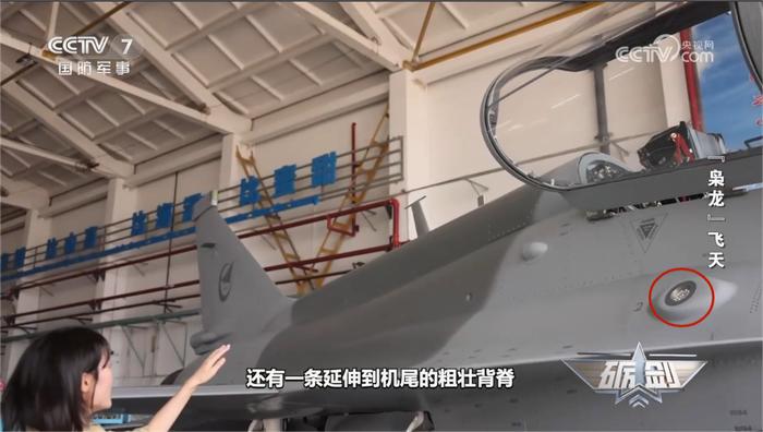 央视展示枭龙战机最新型号细节：电子战系统大升级，导弹告警装置遍布机身