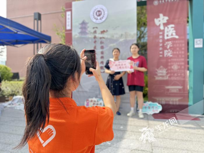 重庆中医药学院首届新生报到 现场体验了一把中医问诊