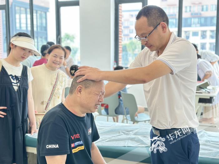 重庆中医药学院首届新生报到 现场体验了一把中医问诊