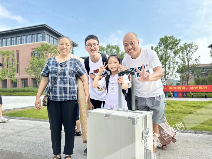 重庆中医药学院首届新生报到 现场体验了一把中医问诊