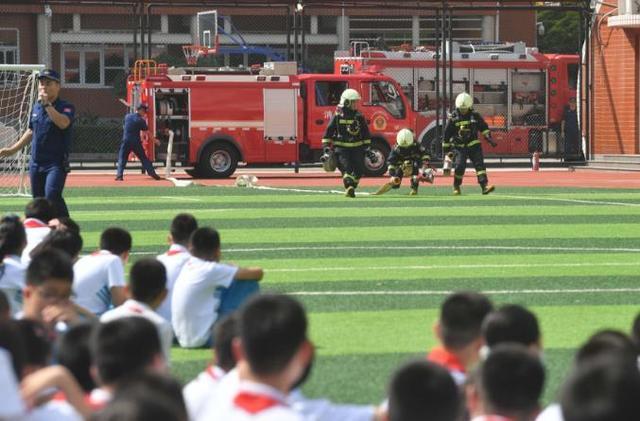 开学首日 “蓝老师”进校园给学生们上消防安全课