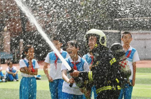 开学首日 “蓝老师”进校园给学生们上消防安全课