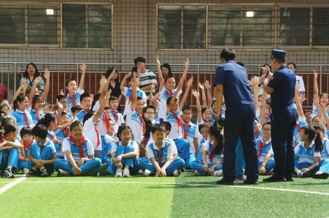 开学首日 “蓝老师”进校园给学生们上消防安全课