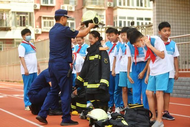 开学首日 “蓝老师”进校园给学生们上消防安全课