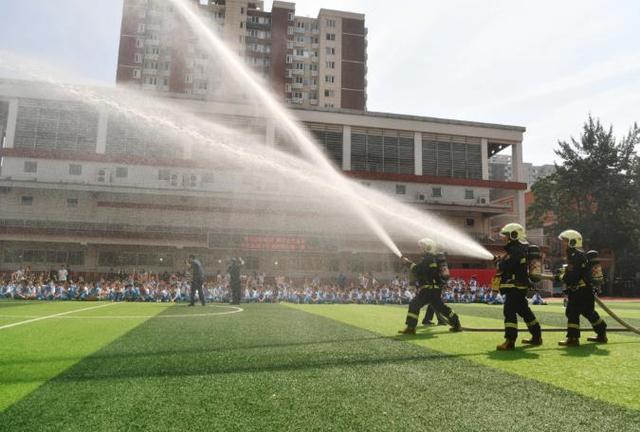 开学首日 “蓝老师”进校园给学生们上消防安全课