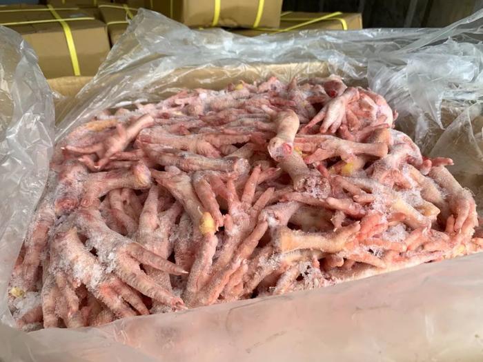 海关查获2吨洋垃圾冻鸡爪：产地来源不明无检疫证书 运抵前已过期