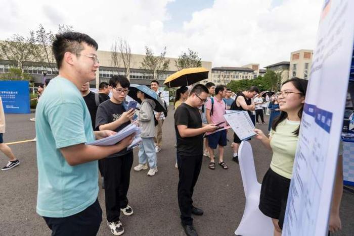 一边事业招考，一边企业招聘！北仑开展双招引才活动有心了！