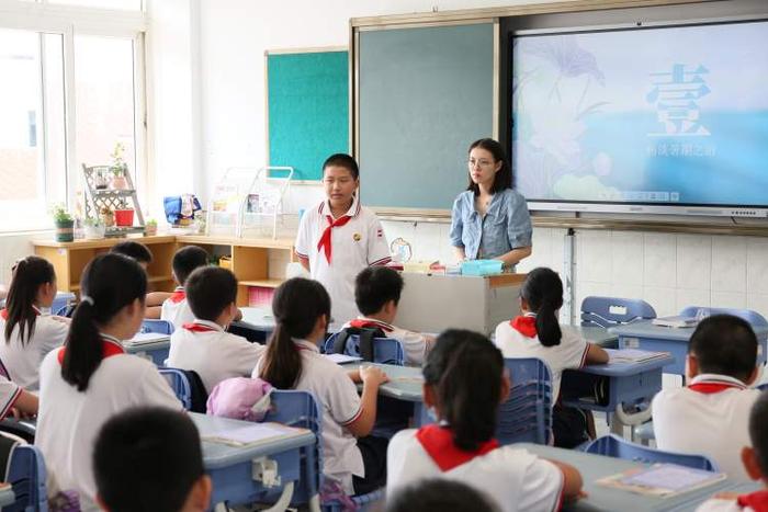 朱泾小学开学第一课：开展符合学科特点的第一课，用轻松的氛围开启新学期。