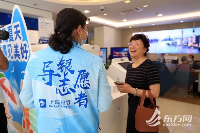 去银行上“早课”是什么体验？上海银行网点变身助老课堂，助力跨越“数字鸿沟”