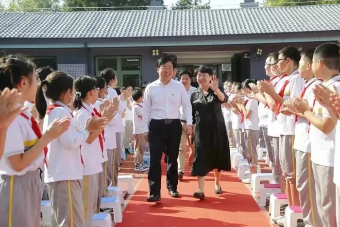 西城区纪委书记参加北京四中、北师大学京师附小开学典礼