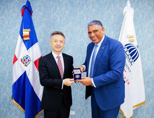 驻多米尼加大使陈鲁宁拜会多内政和警察部部长巴斯克斯