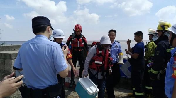 海钓遭遇涨潮陷入困境，奉贤海岸线守护者出手了｜温暖我的瞬间