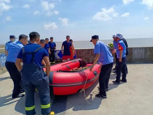 海钓遭遇涨潮陷入困境，奉贤海岸线守护者出手了｜温暖我的瞬间