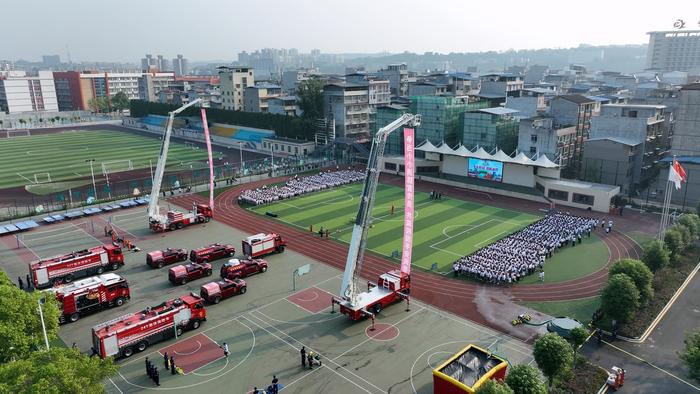 绵阳消防为学校“定制”课程，首堂课程让1800多名小学生“开眼界”