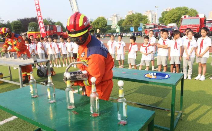 绵阳消防为学校“定制”课程，首堂课程让1800多名小学生“开眼界”