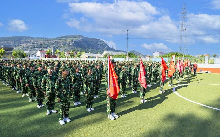 灌云县小学生社会实践基地举行四队中学新生军训开营！