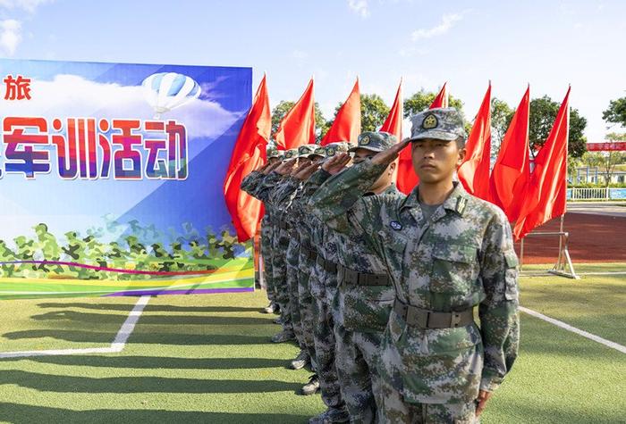 灌云县小学生社会实践基地举行四队中学新生军训开营！