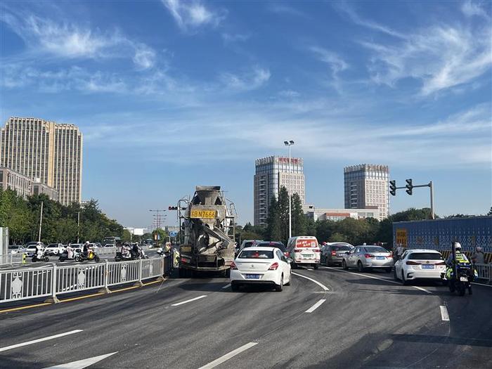 地铁建设优化施工工艺尽早还路于民 菱湖大道中断路口开放交通